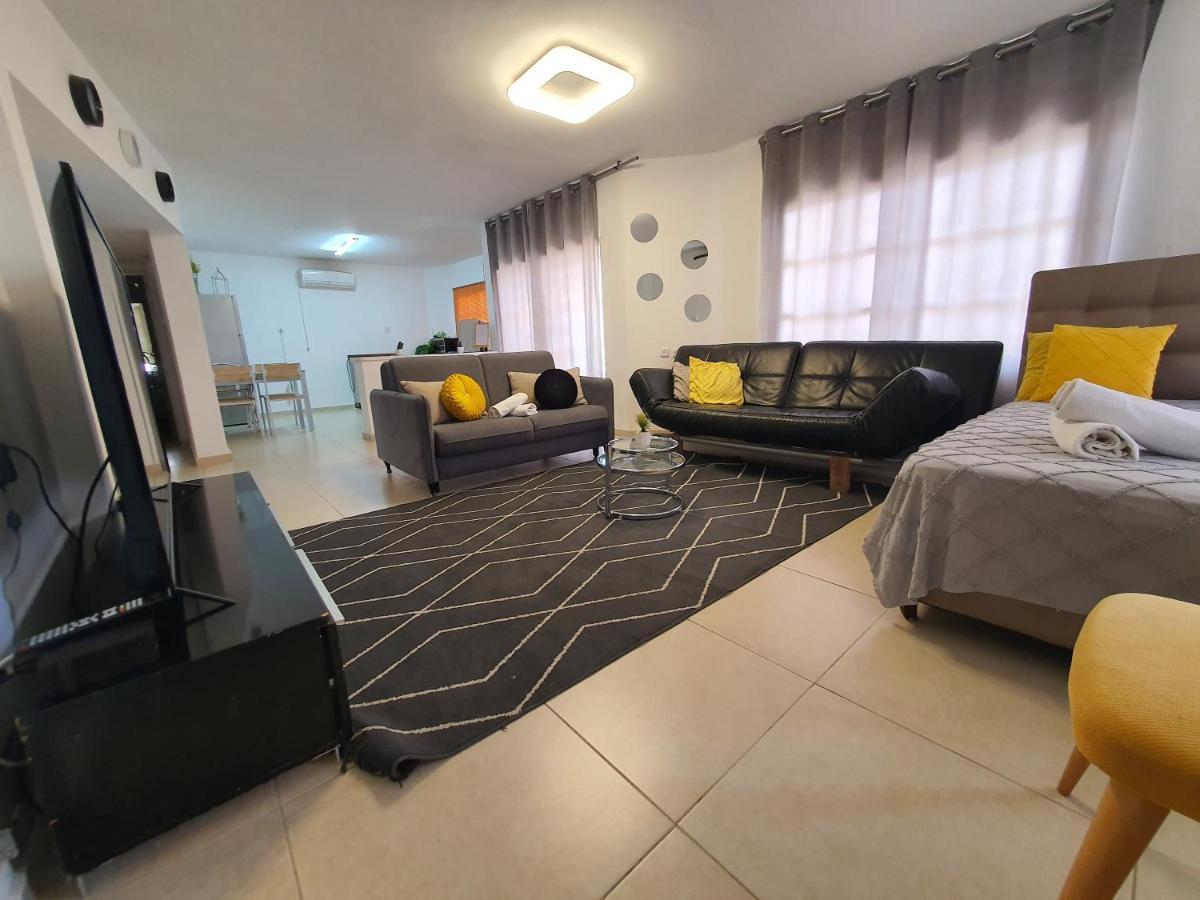 Barak Royal Suites 20 Garden Jacuzzi - ג'קוזי בחצר 엘라트 외부 사진