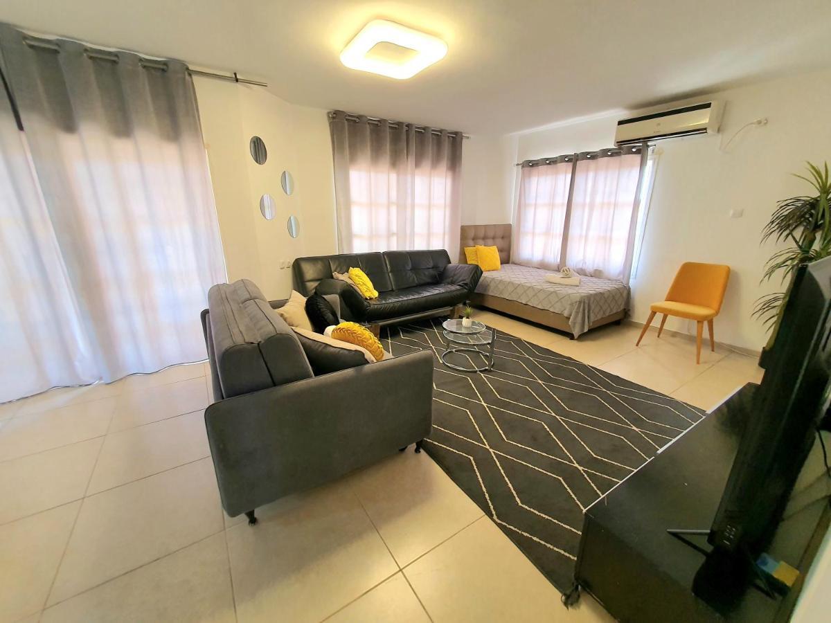 Barak Royal Suites 20 Garden Jacuzzi - ג'קוזי בחצר 엘라트 외부 사진