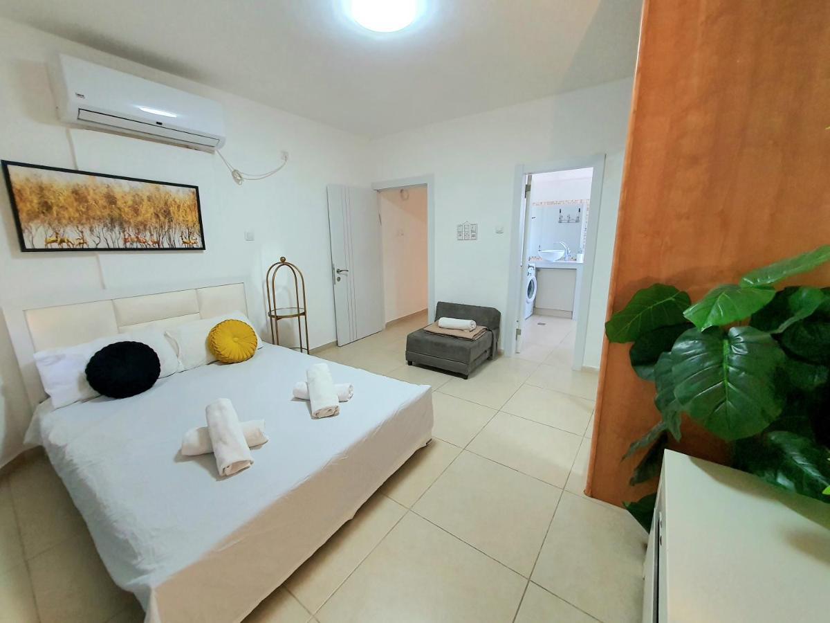 Barak Royal Suites 20 Garden Jacuzzi - ג'קוזי בחצר 엘라트 외부 사진